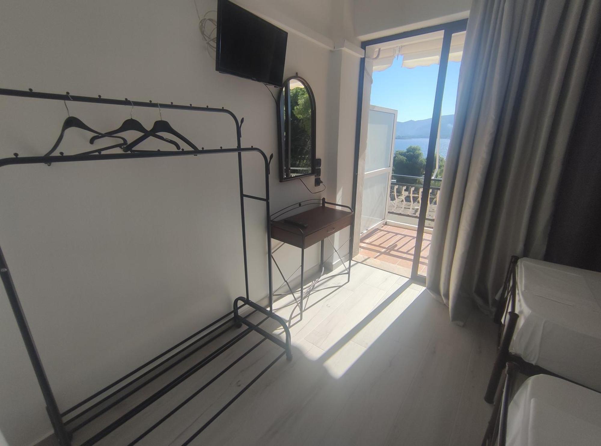 Lions 2 Studios & Apartments, Poros Island. Poros Town エクステリア 写真